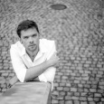 Michał Szczerbiec – wokalista, gitarzysta, kompozytor, aktor telewizyjny i teatralny jest autorem wielu kompozycji instrumentalnych publikowanych m.in. w książce z płytą CD – WOJNY GITAROWE 2009 i 2011 wydawnictwa ABSONIC. […]